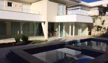 Casa à venda em Campinas, no Alphaville Dom Pedro, com 4 suítes, elevador e lazer privativo.
