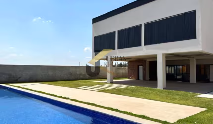 Casa à venda em condomínio no distrito de Souzas com 3 suítes, lazer privativo e garagem para vários carros