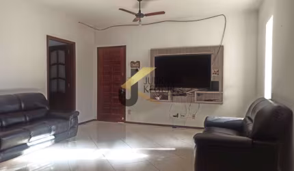 Casa térrea à venda no Jd Nova Europa - Campinas, com 3 dormitórios (1 suíte) e garagem  para vários carros.