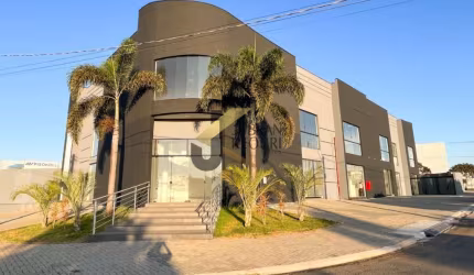 Salão comercial à venda em Americana, com 2 pavimentos, 8 banheiros, 2 vestiários para funcionários, 2 cozinhas e 17 vagas de estacionamento.