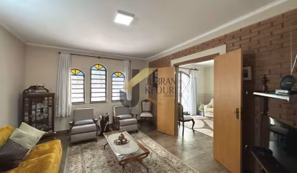 Casa à venda na Vila Nogueira - Campinas, com 3 quartos (1 suíte com quarto de apoio) e garagem para vários caros.