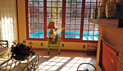 Casa em condomínio desejado para aluguel, em Valinhos, com 4 quartos (2 suítes com closet), piscina e 4 vagas de garagem.