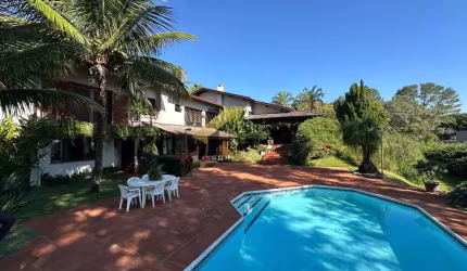 Casa em condomínio à venda no Gramado - Campinas, com 3 suítes, lazer privativo e garagem para vários carros.