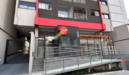 Apartamento mobiliado, equipado e decorado para aluguel no Bosque, 1 suíte com closet e lavabo, sala para 2 ambientes, varanda e garagem coberta