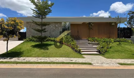Casa em condomínio à venda em Sousas - Campinas, com 4 suítes, lazer comum e garagem para 6 carros.