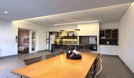 Cobertura duplex à venda no Cambuí com 5 suítes, 5 garagens e salão de festas gourmet.