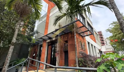 Sala comercial equipada e mobiliada para locação no Cambuí, com vários ambientes e garagem.