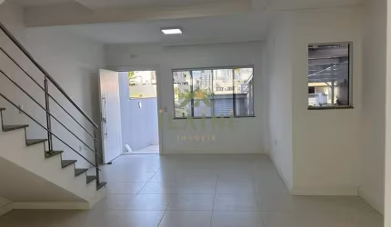Alugo Sobrado Triplex para locação em Balneário Camboriú