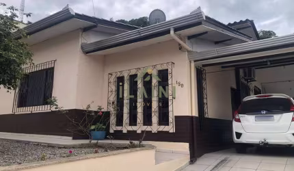 Linda casa com 3 dormitórios no Centro de Camboriú!