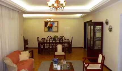 Casa Residencial de 6 dorms no bairro Trindade