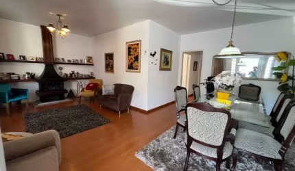 Casa Residencial de 5 dorms sendo 2 suítes no Estreito