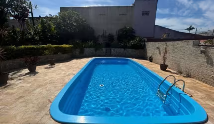 Casa Residencial de 4 dorms no bairro Capoeiras