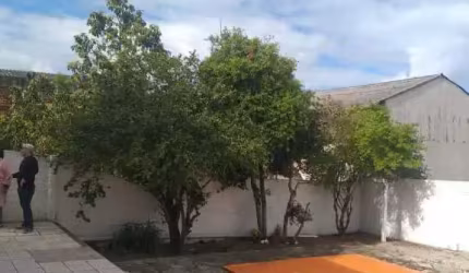 Casa Residencial de 5 dorms no bairro Areias