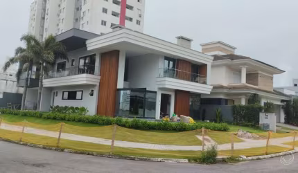 Casa Residencial de 5 dorms no bairro Pedra Branca