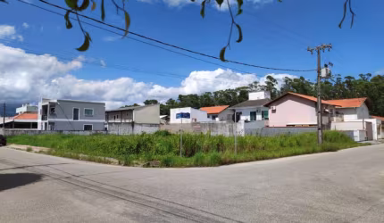 Terreno de 451.82m² no bairro Aririu