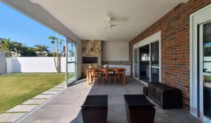 Casa Residencial de 3 dorms no bairro Morro Das Pedras