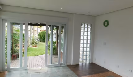 Casa Residencial de 3 dorms no bairro Morro Das Pedras