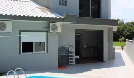 Casa Residencial de 5 dorms no bairro Ribeirao Da Ilha