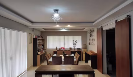 Casa Residencial de 6 dorms no bairro Cacupé
