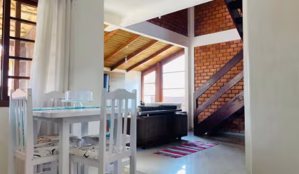 Casa Residencial de 7 dorms no bairro Ribeirao Da Ilha