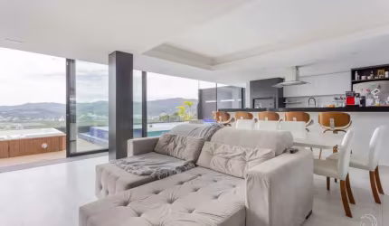 Casa Residencial de 4 suítes no bairro Trindade
