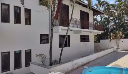 Casa Residencial de 6 dorms no bairro Centro