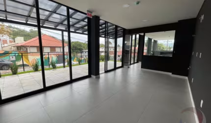 Loja de 30m² no bairro Carvoeira