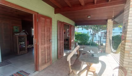 Excelente Casa Com 02 Dormitórios  No Bairro Campeche!