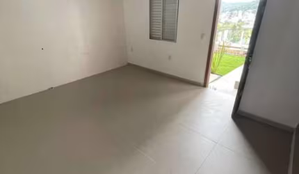 Casa Residencial de 3 dorms no bairro Carvoeira