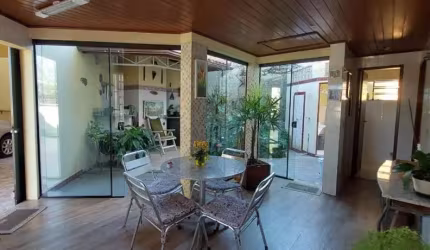 Casa Residencial de 5 dorms no bairro Coqueiros