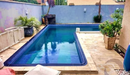 Casa Residencial de 5 dorms no bairro Campeche