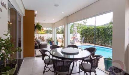 Casa Residencial de 4 dorms no bairro Rio Tavares