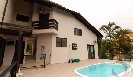 Casa Residencial de 6 dorms no bairro Cacupé