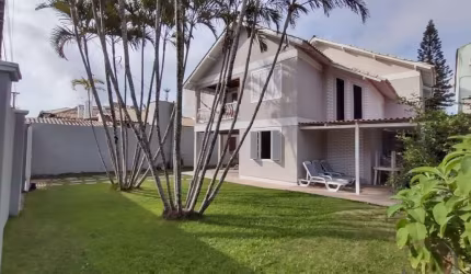 Casa Residencial de 4 dorms no bairro Ingleses Do Rio Vermelho