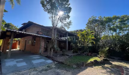 Casa Residencial de 2 dorms no bairro Lagoa Da Conceição