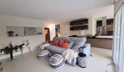 Casa Residencial de 4 dorms no bairro Rio Tavares