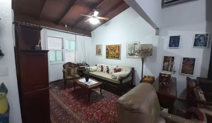 Casa Residencial de 5 dorms no bairro Pântano Do Sul