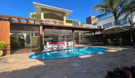 Casa Residencial de 3 dorms no bairro Jurerê Internacional