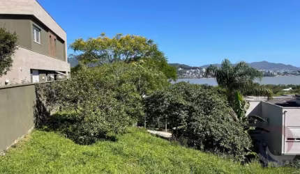 Terreno de 1103.84m² no bairro Cacupé