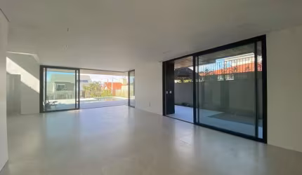 Casa Residencial de 4 dorms no bairro Lagoa Da Conceição