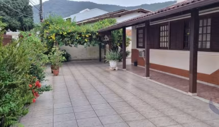 Casa Residencial de 5 dorms no bairro Lagoa Da Conceição