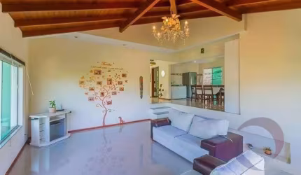 Casa Residencial de 4 dorms no bairro Trindade