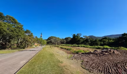 Terreno de 3300m² no bairro Ratones
