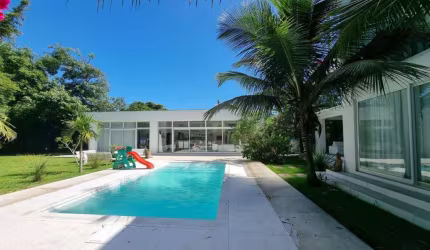 Casa Residencial de 7 dorms no bairro Praia Brava