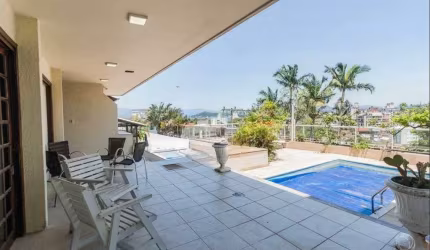 Casa Residencial de 4 dorms no bairro Itaguaçú