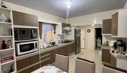 Casa Residencial de 5 dorms no bairro Forquilhinhas