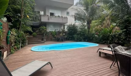 Casa Residencial de 4 dorms no bairro Cacupé