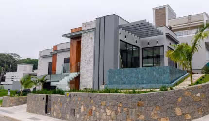 Casa Alto Padrão de 3 dorms no bairro Pedra Branca