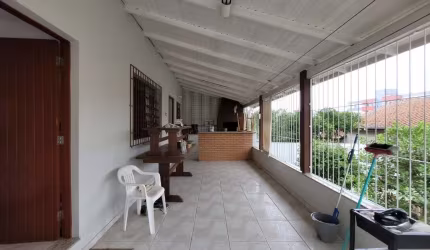 Casa Residencial de 4 dorms no bairro Praia Comprida