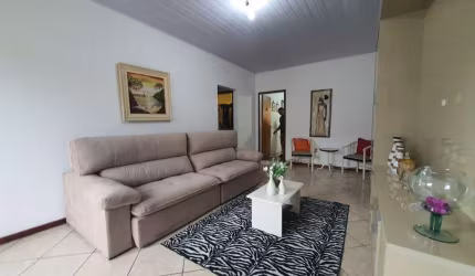 Casa Residencial de 4 dorms no bairro Capoeiras